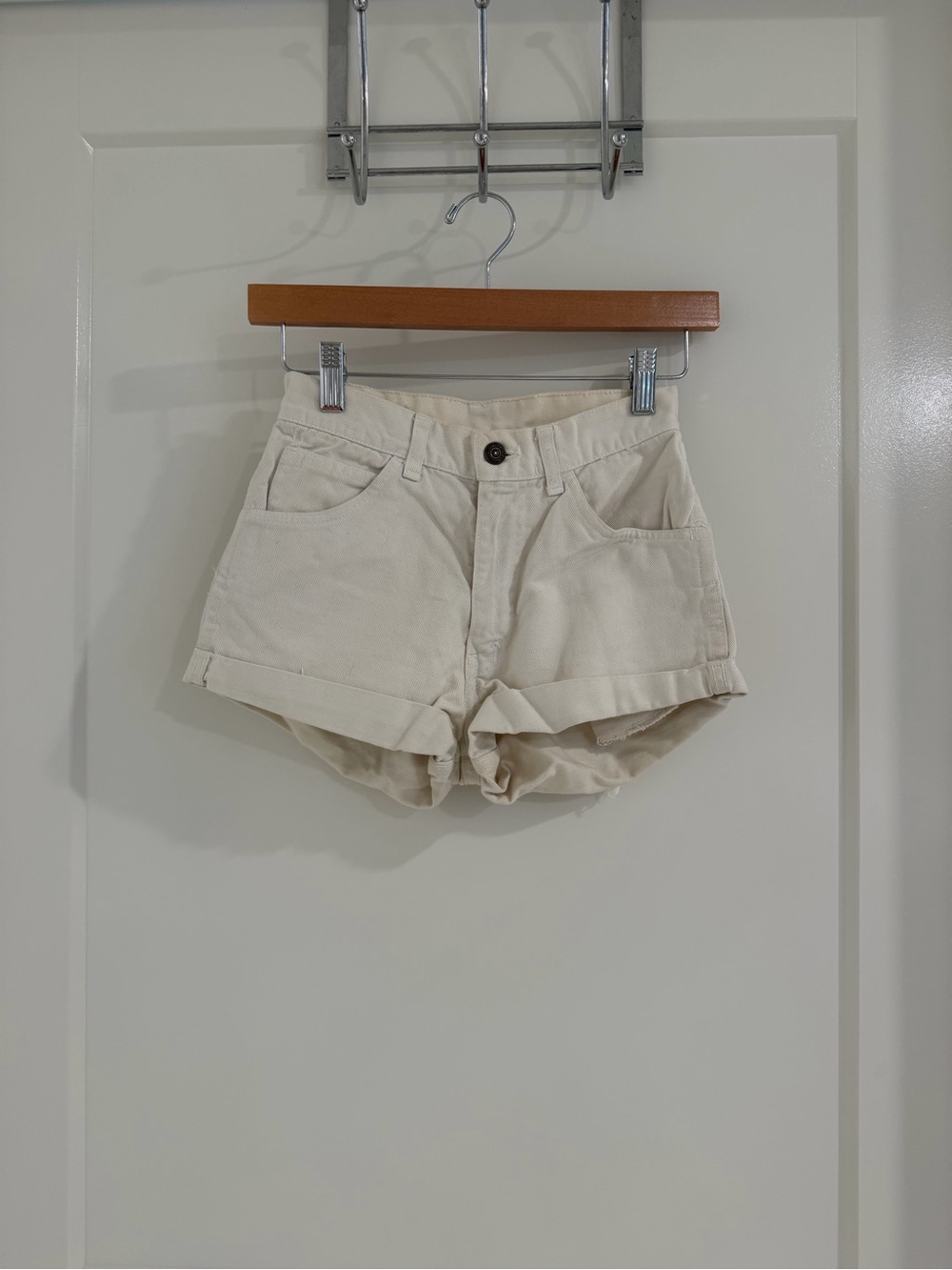 Levi’s Women's High-Rise Cream Cotton Shorts
